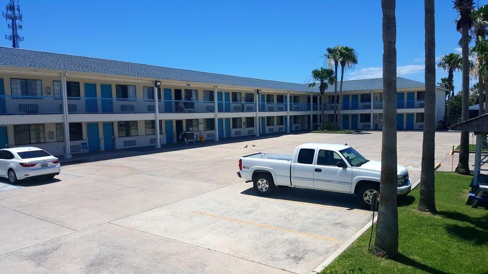 Captains Quarters Motel 2*