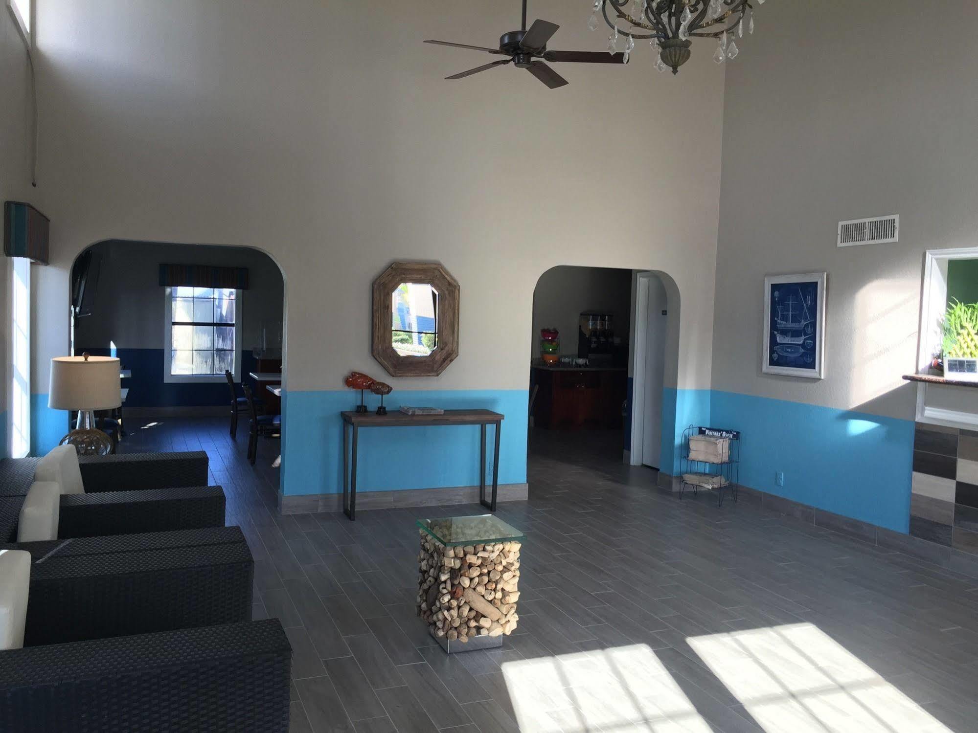 Captains Quarters Motel 2*